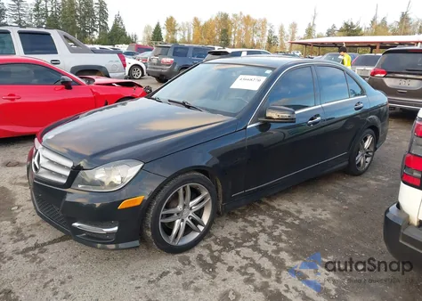 2013 Mercedes-Benz C 250 Sport z USA, uszkodzony, nr VIN WDDGF4HB8DR293955